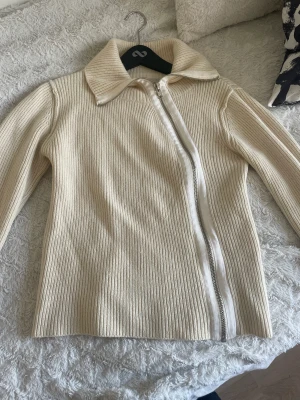 Stickad tröja  - Stickad tröja med diagonal dragkedja från Filippa K. Litet hål i nacken. Inget som inte går att sy ihop lätt. Pris kan diskuteras 💕💕