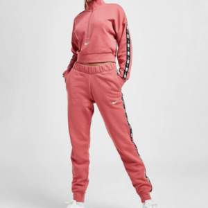 Nike set i rosa köpt för 1199, oanvänd i storlek xs