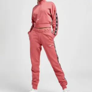 Nike set i rosa köpt för 1199, oanvänd i storlek xs