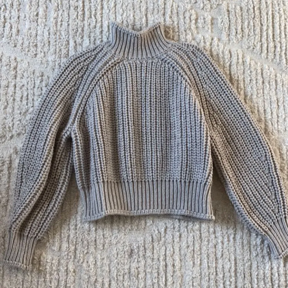 Säljer denna stickade tröjan perfekt nu under hösten/vintern! 🍂 Använd fåtal gånger, bra skick! . Stickat.