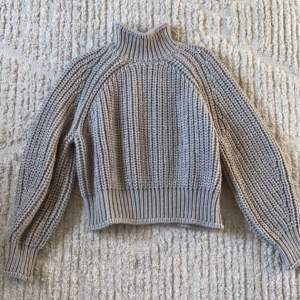 Säljer denna stickade tröjan perfekt nu under hösten/vintern! 🍂 Använd fåtal gånger, bra skick! 