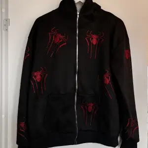 Zip-up hoodie med spindlar på. Storleken är S/M och inga defekter finns. Säljer för 450kr💓