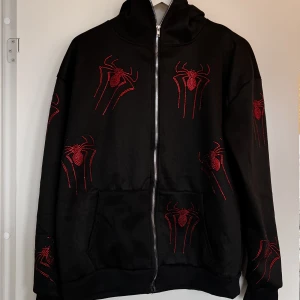 Zip-up hoodie med stenar  - Zip-up hoodie med spindlar på. Storleken är S/M och inga defekter finns. Säljer för 450kr💓