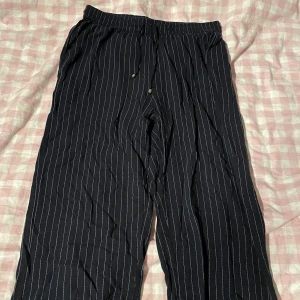 Randiga byxor  - Luftiga och aldrig använda.