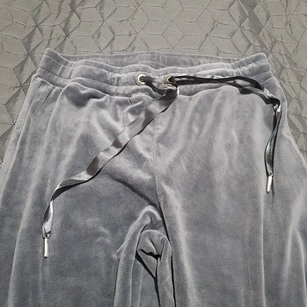 Jag säljer min fin velouer trousers från Gina Tricot som är i jätte bra skicki storlek S. Köparen står för frakt. . Jeans & Byxor.