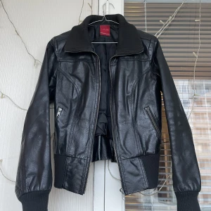 Skinnjacka  - Jätte söt skinnjacka från VERO MODA, ger 2000’s vibe🤩