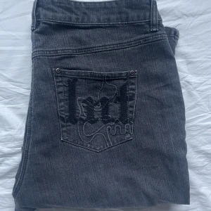 XLNT byxor - Ett par riktigt feta svarta XLNT byxor med broderade bakfickor. De är väldigt unika och rare och har riktigt snygg passform. Även knapparna har design. Storlek 48, men sitter bra om man ät 170-187. Väldigt bra skick, inga defekter. Läs min bio