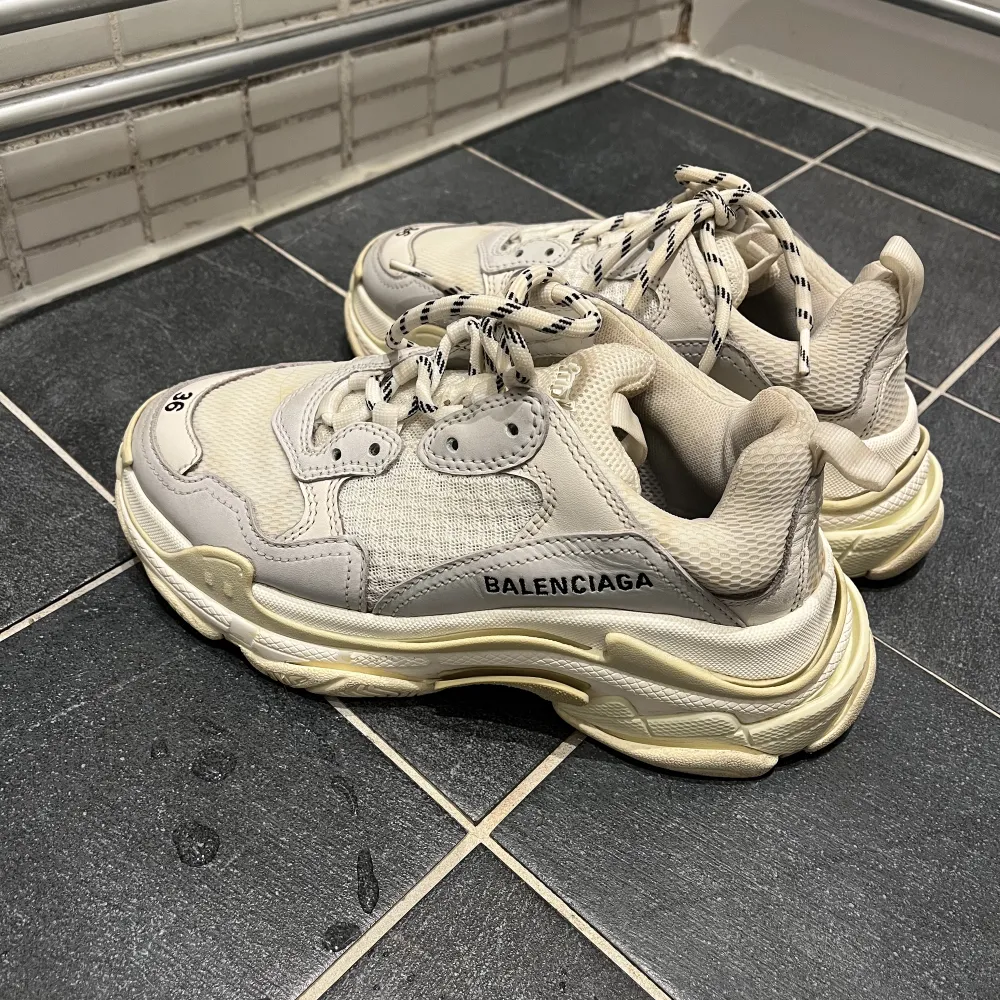 Balenciaga triple S i storlek 36 (stora i storleken). Skorna är sparsamt använda. Inköpta på på farfetch för 7300kr, kvitto finns.. Skor.