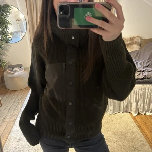 Kofta  - Superfin kofta från Mango som tyvärr inte har kommit till användning på sistone! Fungerar perfekt som både kofta och jacka. Kollar endast intresset! 