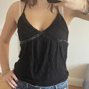 Halternecktopp med paljetter!🩶 - Halternecktopp med paljetter🪩(en annan BH skulle nog vart bättre)