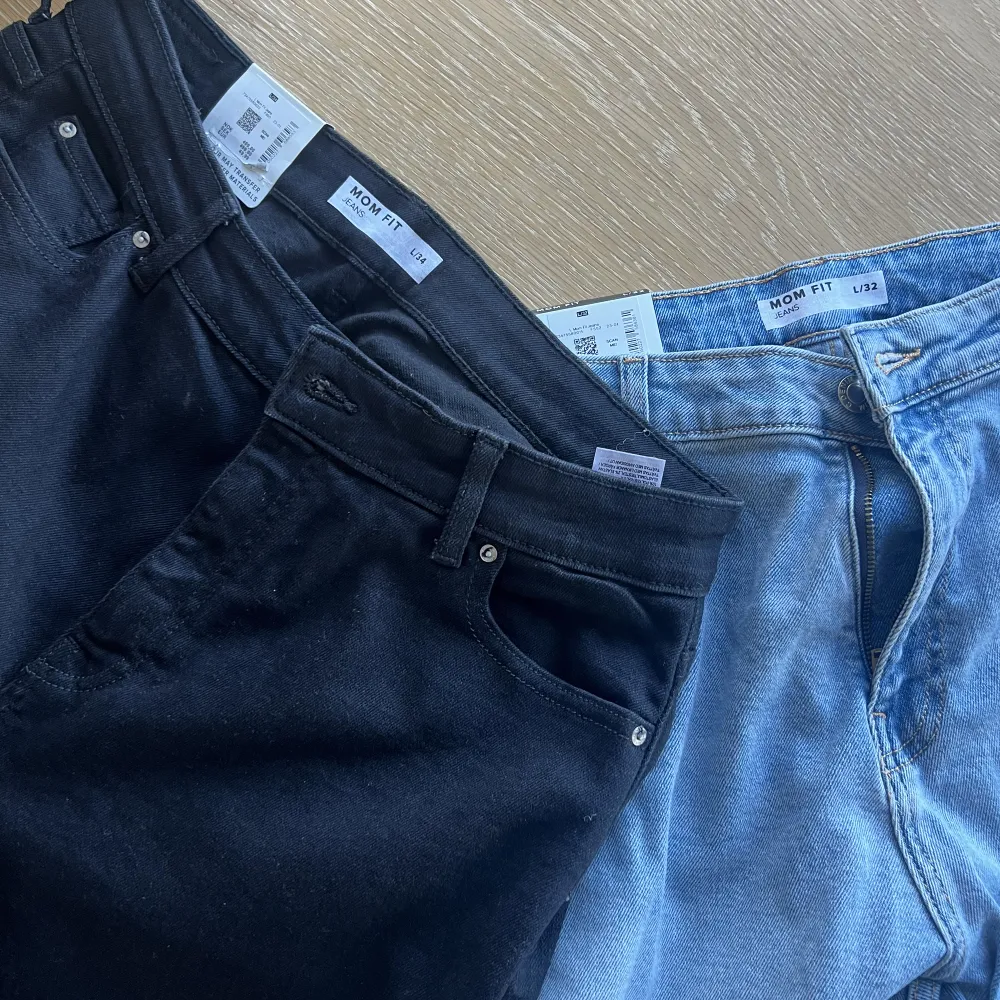 Helt oanvända jeans från Cubus i stolen L. Köpte tyvärr för stor storlek och hann aldrig lämna tillbaka. Super snygga och super sköna med stretch.  Ord pris: 499/st   Mitt pris: 300kr/st eller båda för 500kr . Jeans & Byxor.