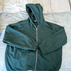 mörkgrön zip up hoodie - zip up hoodie från weekday!! ääälskar men kommer inte till användning🎀 stl xl