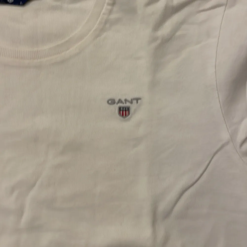 Vit T-shirt ifrån Gant! Använd men inga deffekter eller fläckar💕obs! Barnstorlek men passar xs. T-shirts.