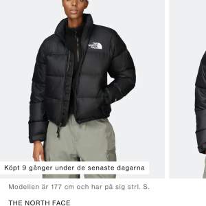 Säljer min fina north face jacka som inte kommer till användning tyvärr. Jackan är i väldigt bra skick. Skriv privat vid intresse så skickar jag bilder på jackan osv. Pris går att diskutera💕💕( Nypris ca 3900 )