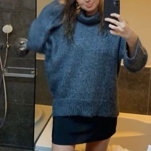 Stickad polo tröja  - Säljer nu denna snygga stickade polo tröjan från hm