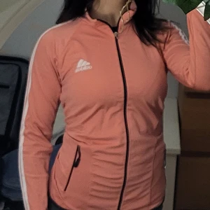 Vintage adidas vindjacka - Jättefin vintage adidas kofta/vindjacka, använd några gånger och en del av dragkedjan har lossnat men den funkar fortfarande bra, annars koftan i jättebra skick! Storleken på jackan är XL men skulle säga att den passar S/M, skriv för mera bilder/info😊❤️ 