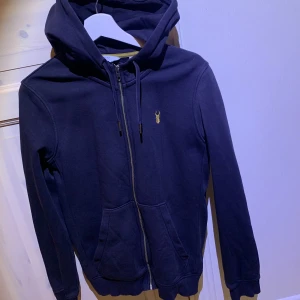 Zip Hoodie marinblå - Tja, säljer nu denna feta zip Hoodien från Next. Bra skick men använt. Inga andra defekter som påverkar skicket, Hör av dig för minsta fundering!