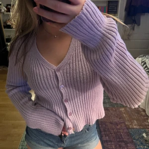 Stickad kofta - Säljer denna skitsnygga koftan från prettylittlething. Går att ha som en topp. 