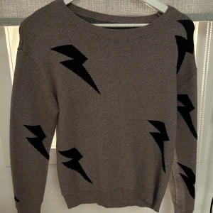 Tröja - Stickad tröja från shein. Använd fåtal gånger fint skick 100kr storlek XS✨🤩