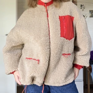 Teddyjacka från Zara - En asvarm och oversized jacka från Zara som knappt är använd. Nyskick! Perfekt när det blir kallast👍🏼