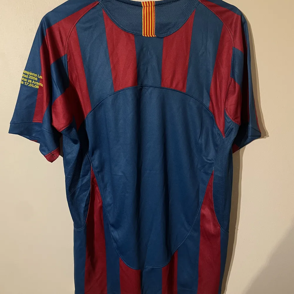 Fotbollströja från FC Barçelona. Tröjan är i storlek M och i nyskick. . T-shirts.