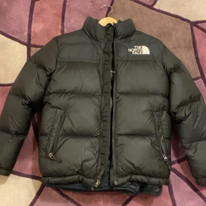 The North Face jacka - Snygg svart jacka från The North Face. Använd några gånger men superfint skick. Är L barnstorlek så är som XS. 