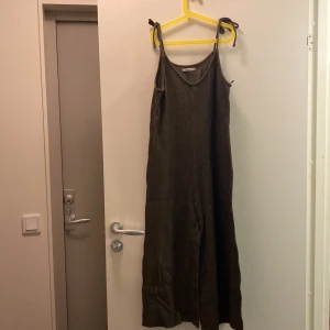 Byxdress  - En mosgrön byxdress med trekvarts ben, ganska vida. Den är så gott som ny   från pull&bear. 