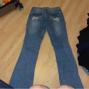 Säljer mina lågmidjade jeans, använd bara 1 gång, säljer pga att de är lite för stora och långa på mig, funkar för någon som är 160cm+