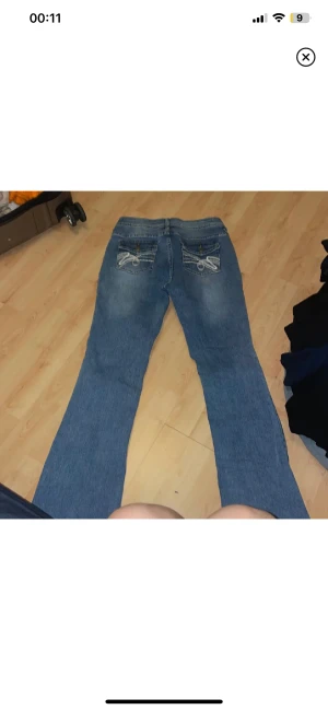 Lågmidjade jeans - Säljer mina lågmidjade jeans, använd bara 1 gång, säljer pga att de är lite för stora och långa på mig, funkar för någon som är 160cm+