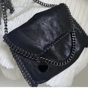 stella mccartney liknande väska - Köpt utomlands så inte äkta men ser riktigt ut. Super bra skick då jag tyvärr inte fått så mycket användning av den❤️