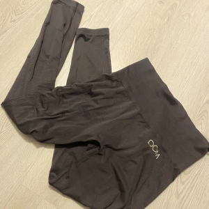 Träningstights S - Mörkbruna seamless träningstights , storlek S/36 men informationen har försvunnit i tvätten.  märke: Drop of mindfulness = DOM