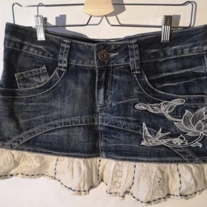 Jeanskjol ONLY - Använd ett få antal gånger men k gott skit. Inte utstikande difekter däremot vintage.