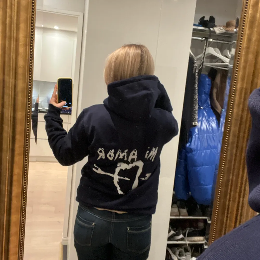 Säljer denna mira Paris hoodien i storlek M! Den är endast använd ett par gånger:) Bud från 400 köp direkt för 650. Det. En ny kostar nu 1200kr . Hoodies.