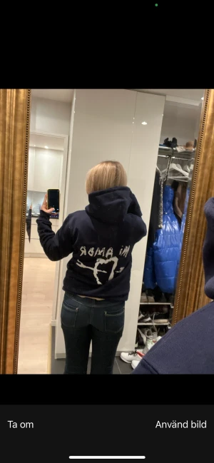 Mörkblå Hoodie från zalando  - Säljer denna mira Paris hoodien i storlek M! Den är endast använd ett par gånger:) Bud från 400 köp direkt för 650. Det. En ny kostar nu 1200kr 