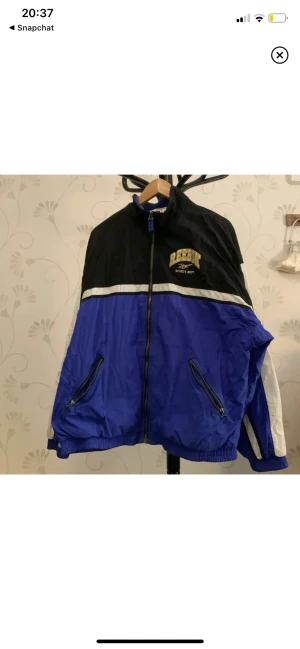 Reebok jacka - Jacka från Reebok i nästan nyskick. Storlek XL på lapp men passar även L.