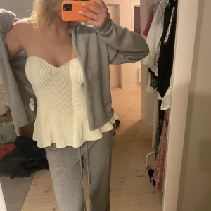 Ribbad Bandou topp - Ribbad topp från hm så snygg sitter väldigt smickrande!