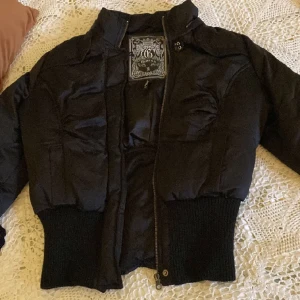 bomberjacka  - ja en bomberjacka från Guess