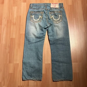 baggy lightwash trueys - Baggy lightwash trueys🤤🤤kexiga som sååtan o dunder passform fr🤤clean n no big flaws at all🐊🐊💯skriv pm för frågor 🙏pris går diskuteras‼️KÖPARE STÅR FÖR FRAKT‼️