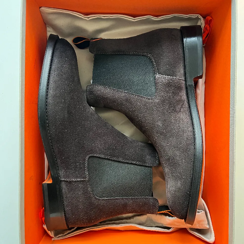 Unused, show piece from store. Size 7(UK). I’m a 41 (EU) and they’re slightly too big for me. Premium warranty & membership card, not activated. Store price 7495 SEK. Shoes for a lifetime if treated well. . Skor.