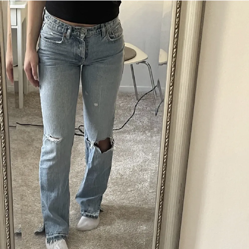 Jeans ifrån Zara med slits nedtill💙. Jeans & Byxor.