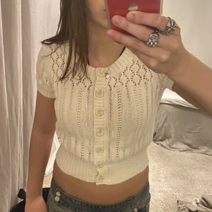 Stickad kofta  - Så söt stickad kofta! Jag brukar vara s/m, skulle säga att den passar bättre på någon med xs/s 🩷