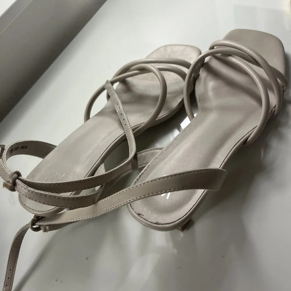 Snygga beiga klackskor från Zara med 4 cm klack💕storlek 38-39💕 använd endast en gång och är i bra skick! Tillhör justerbara band💕. Skor.