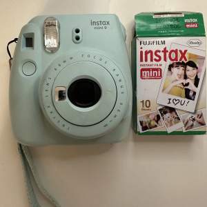 Säljer min Polaroid kamera, mini 9. Säljer för 500kr, vid snabbt köp kan pris diskuteras ☺️ man får även till 9 stycken bilder💕