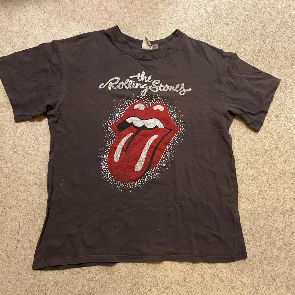 T-shirt Rolling Stones i fint skick. Från HM. . T-shirts.