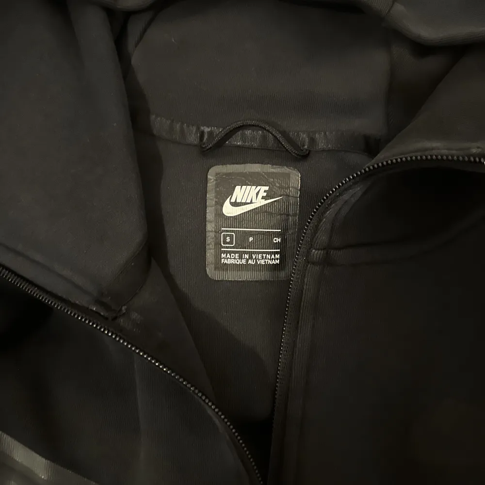 En tjej version av den svarta Nike tech som inte är till användning. Används några gånger små små skador som inte syns . Tröjor & Koftor.