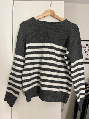 Stickad tröja - En basic och mjuk stickad randig tröja 🤍