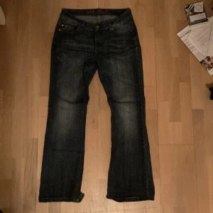 För långa för mig plus d för guzz så om nån lång guzz gillar dom snillenas rekommendera - Stabila jeans som e standard med lite flare