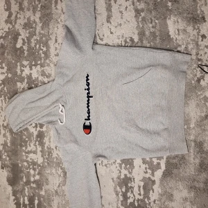 Champion hoodie - Champion hoodie grå  Storlek M 600kr ny säljer nu för 200kr pris kan delvis diskuteras skriv vid intresse Nyskick 