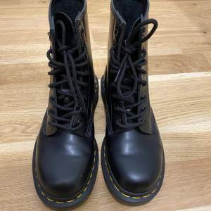 Dr. Martens kängor Näst intill nya, endast använda 2 gånger!  Inga skador på skorna Storlek 36 dam Nypris 2100kr Klipp till på bra skor till bra pris!