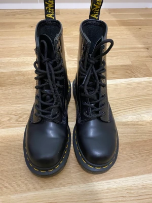 Dr. Martens - Dr. Martens kängor Näst intill nya, endast använda 2 gånger!  Inga skador på skorna Storlek 36 dam Nypris 2100kr Klipp till på bra skor till bra pris!